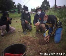 Jikalahari melalui salah satu anggota komponennya, lembaga SIALAng melakukan penanaman pohon. 